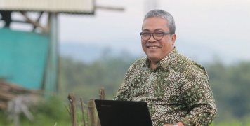 MENGABDIKAN DIRI UNTUK PETANI